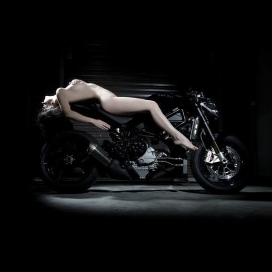 motosiklet üzerinde yatan kız