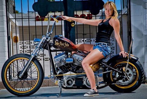 motorcu kız şortlu