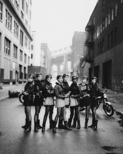 motorcu kızlar sokakta