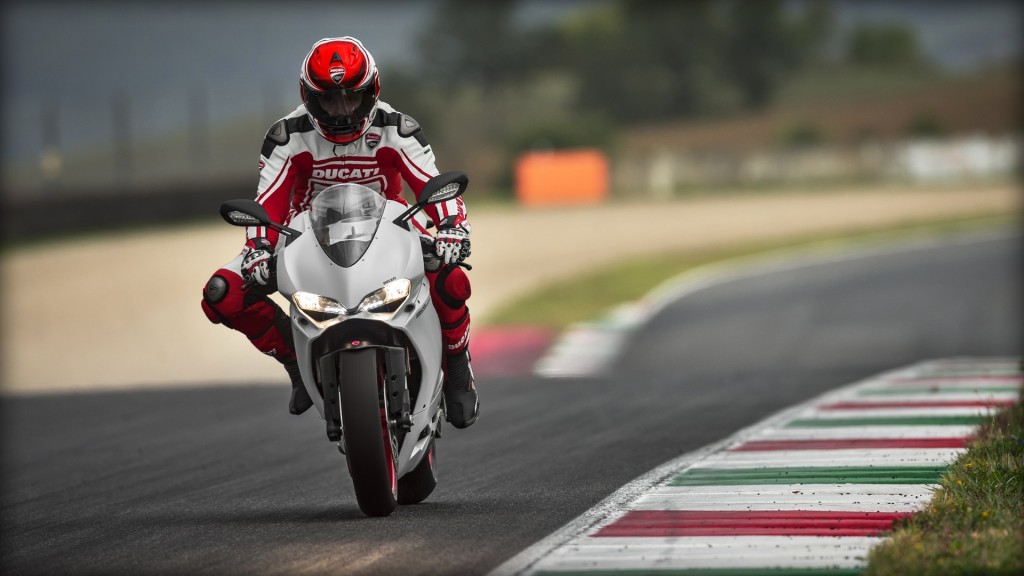 SBK-959-Panigale_2016_usa_Amb-03_1920x1080.mediagallery_output_image_[1920x1080]