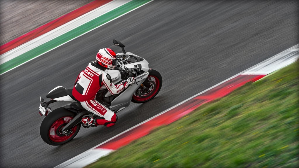 SBK-959-Panigale_2016_usa_Amb-06_1920x1080.mediagallery_output_image_[1920x1080]