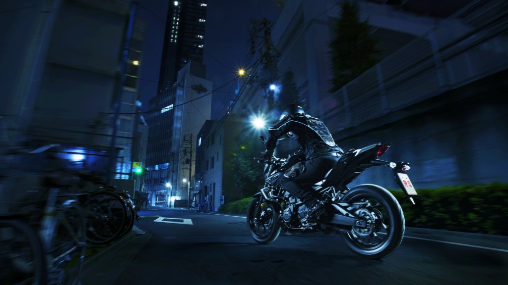 2016-Yamaha-MT250-EU-Midnight-Black-Action-004