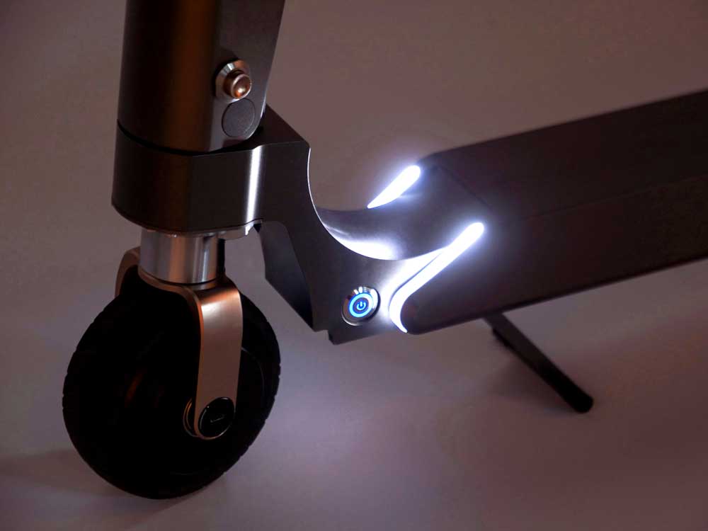 Gece s&uuml;r&uuml;ş&uuml; i&ccedil;in scooter iki şık tasarımlı &ouml;n LED far ve iki arka far ile donatılıyor.