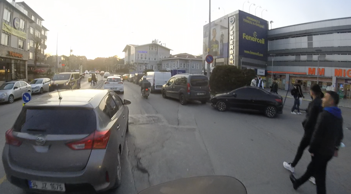 Yolda y&uuml;r&uuml;yen yayaların aniden karşıya ge&ccedil;meye &ccedil;alışabileceğini d&uuml;ş&uuml;nmek