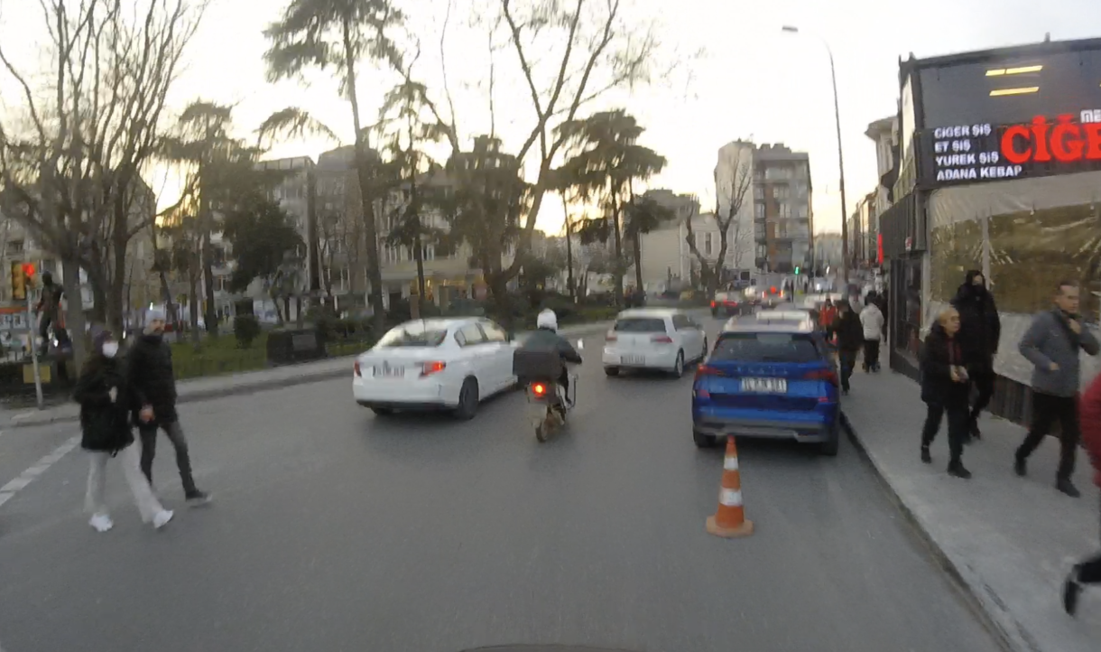 Trafik ışında yeşil yansa da yayaların karşıya ge&ccedil;ebileceğini d&uuml;ş&uuml;nmek