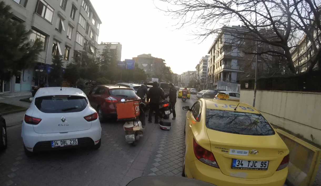 Bir aracın solundan veya sağından ge&ccedil;erken