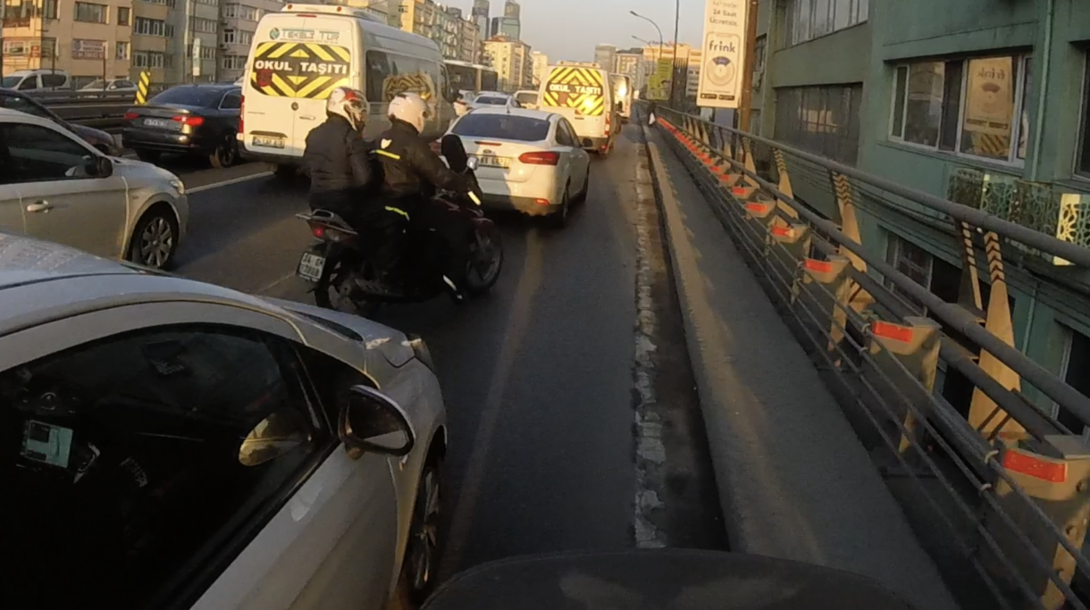 Emniyet şeridinden giderken aniden yolunuza &ccedil;ıkabilecek diğer motosiklet s&uuml;r&uuml;c&uuml;lerini tahmin etmeniz gerekiyor