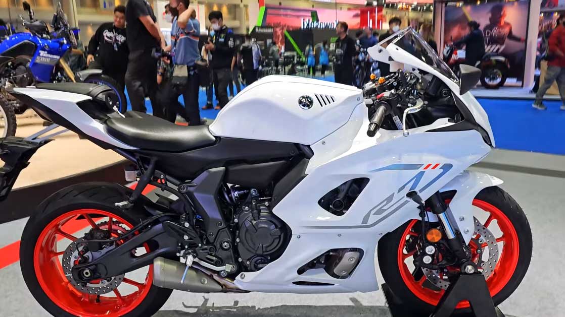 2023 Yamaha R7 White Pearl