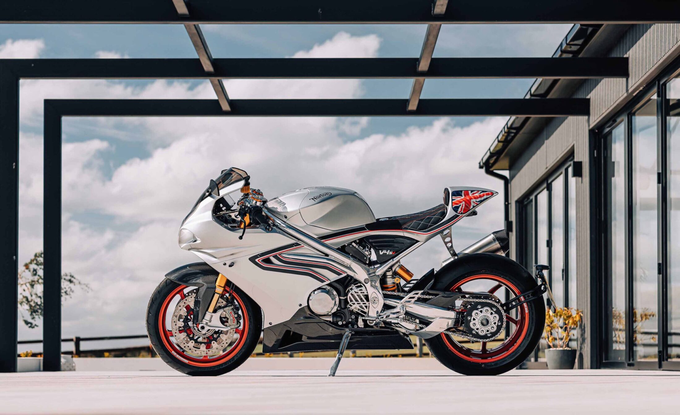 Norton V4SV, 1200cc, 185 beygir, 54.000 Euro