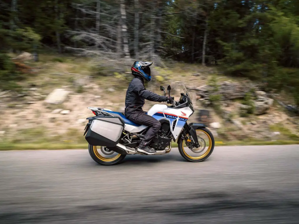 HONDA XL750 TRANSALP 2023, yolda 92 Beygir G&uuml;c&uuml;nde