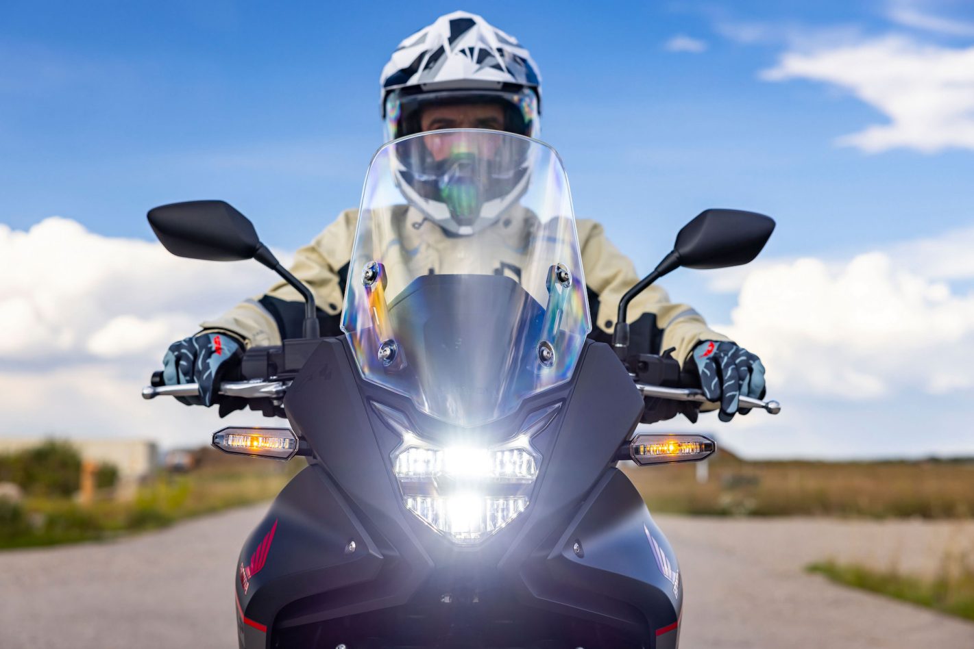 2024 Honda XL750 Transalp ön led far ve duruş