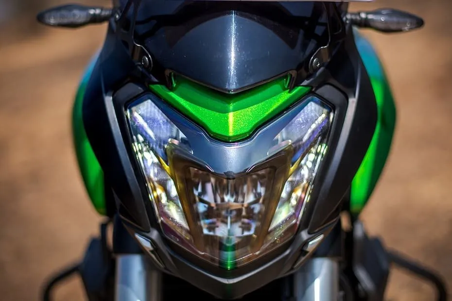 2024 Bajaj Dominar 400, far