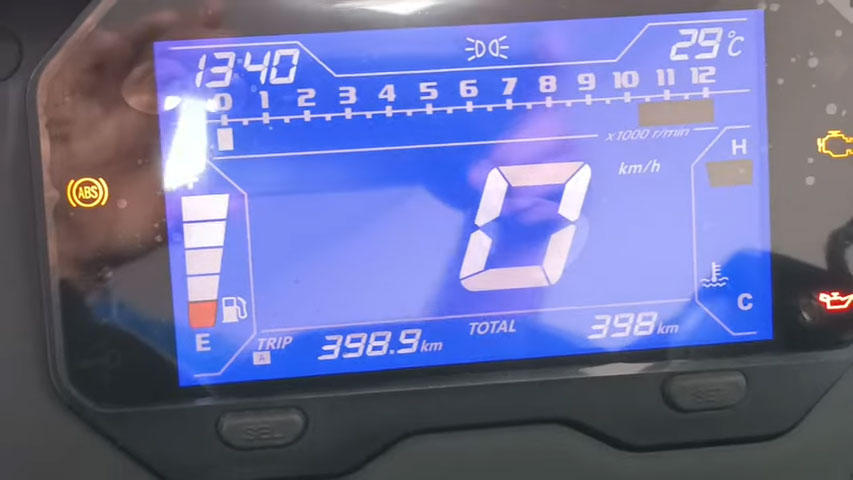 Ekranda zaman, dış ısı g&ouml;stergesi, devir saati, km, yakıt deposu, motor sıcaklığı