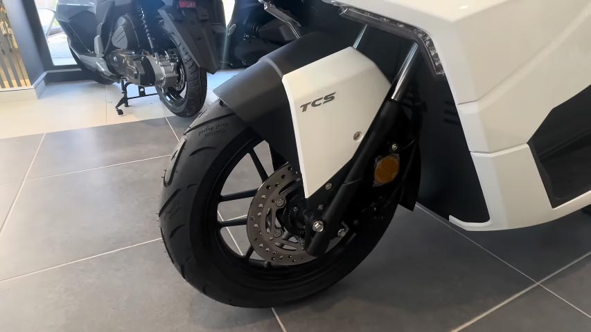 Modelin traction kontrol&uuml; ve TCS &ouml;zelliği var.