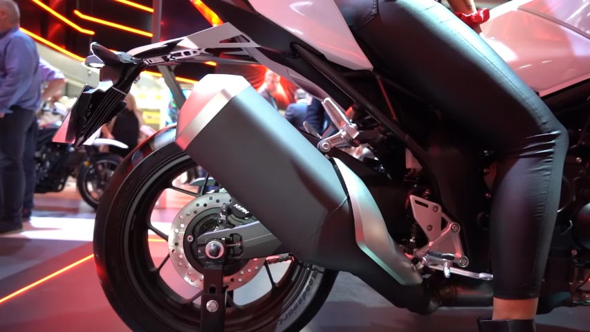 S&uuml;spansiyon, tamamen ayarlanabilir 41 mm Showa SFF-BP ters &ccedil;atallara ve Showa arka amortis&ouml;re sahip eski CB1000R'lerle aynıdır.&nbsp;