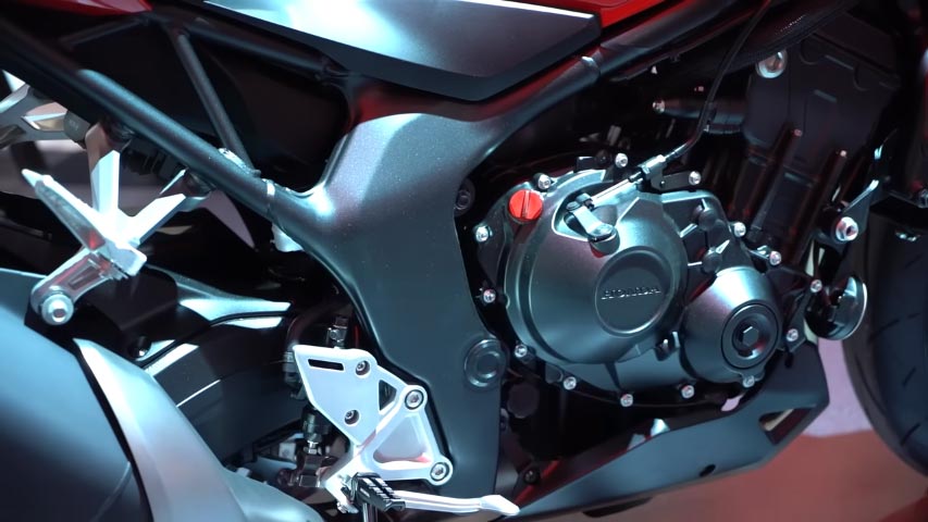 2024 Honda CB1000 Hornet, kaportasının altında güçlü Fireblade'i temel alıyor ve supersport ile aynı çerçeveyi kullanıyor.