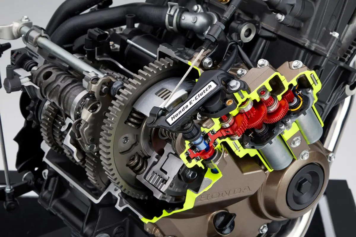 2024 Honda CB650R E-Clutch, Gelenekselden Teknolojiye