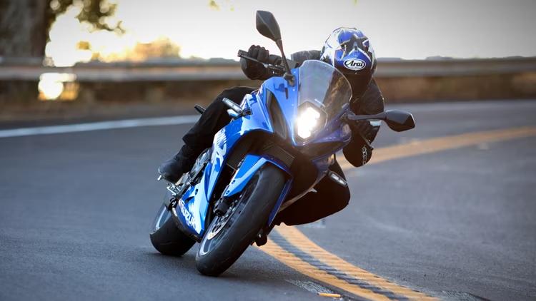 Yeni GSX-8R'nin R Varyantını Aştığı Özellikler