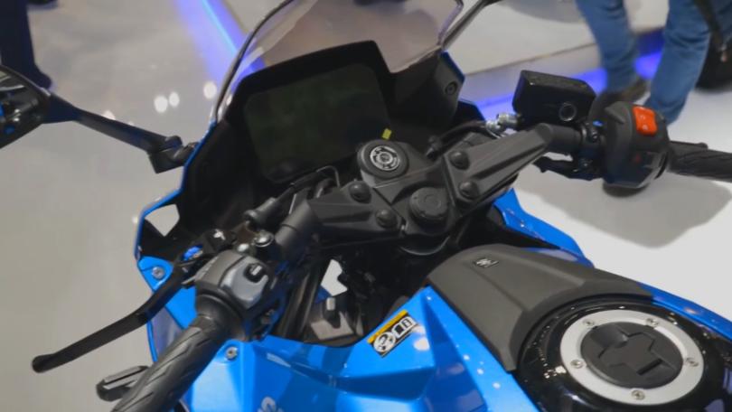 GSX-8R'nin rakiplerine göre sahip olduğu bir diğer avantaj ise,