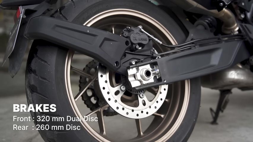 Ön tarafta ikiz Brembo Stylema radyal olarak monte edilmiş kaliperlerin yanı sıra tamamen ayarlanabilir süspansiyon