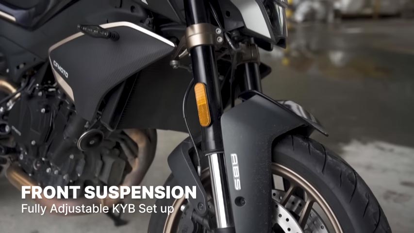 Ön tarafta ikiz Brembo Stylema radyal olarak monte edilmiş kaliperlerin yanı sıra tamamen ayarlanabilir süspansiyonu görüyoruz.