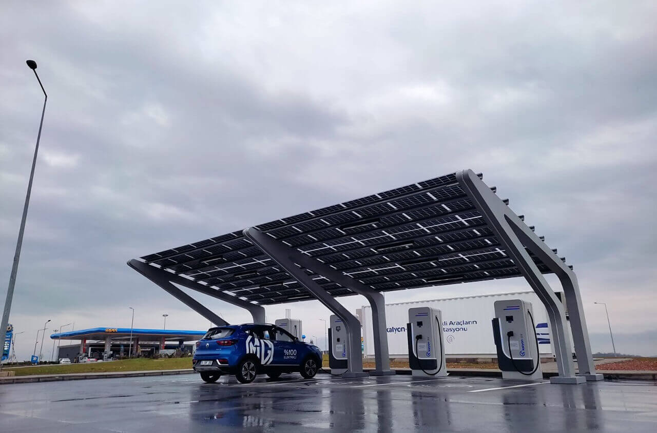 Altyapı Uyumları: 400 Volt ve 800 Volt Şarj İstasyonları