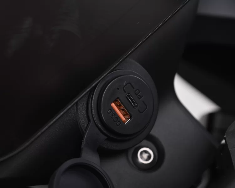 USB/TYPE-C şarj cihazı 12V yerleşik g&uuml;&ccedil; bloğuyla donatılmıştır S&uuml;r&uuml;ş sırasında istediğiniz zaman şarj etmek kolaydır Hızı ve tutkuyu &ccedil;evrimi&ccedil;i tutun