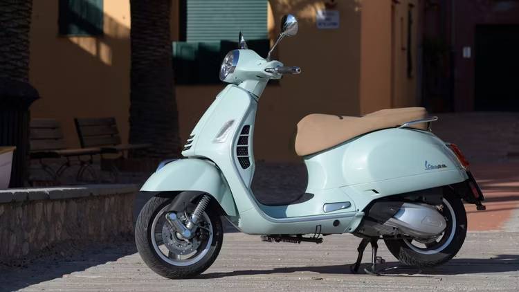 Vespa Scooter 2023