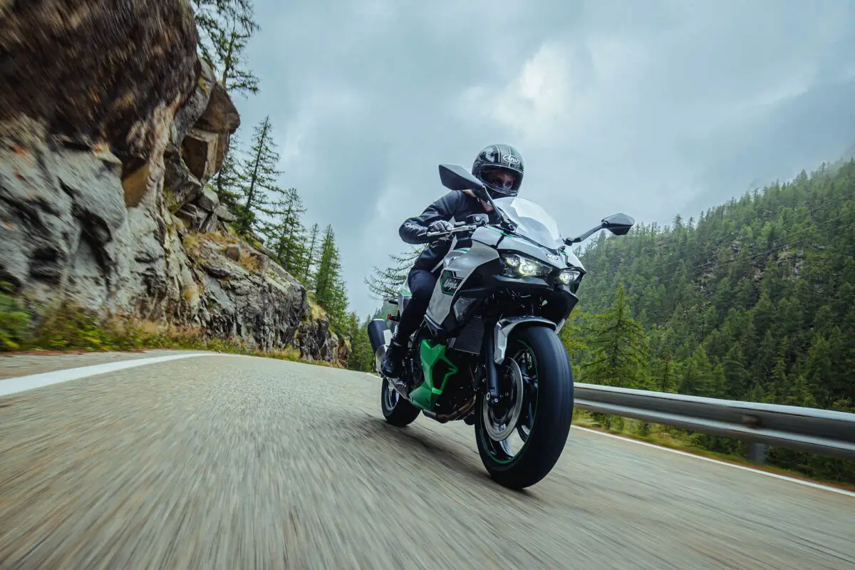 2024 Kawasaki Ninja 7 Hybrid, Dünya'da Bir İlk