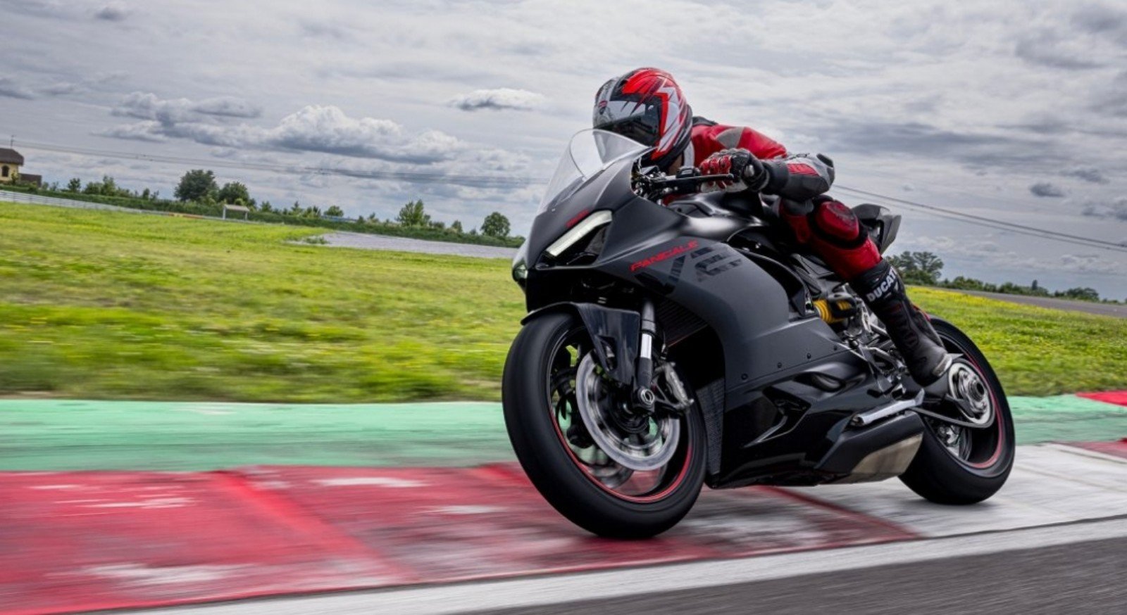 Ducati Panigale V2 2024