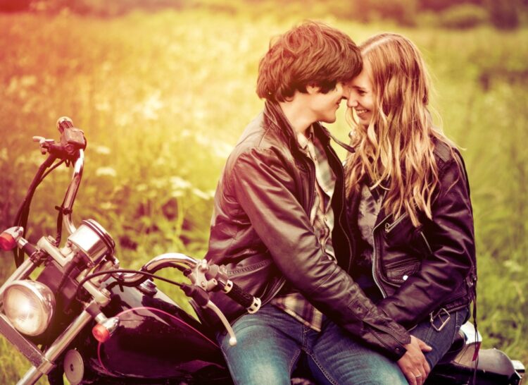 erkek ve kız motosiklette
