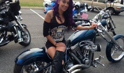 rocker kız motosiklette