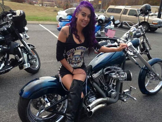 rocker kız motosiklette