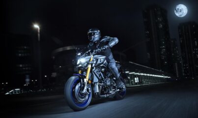 2017 Yamaha MT10DX EU Silver Blu Carbon Action 001