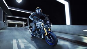 2017 Yamaha MT10DX EU Silver Blu Carbon Action 002