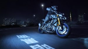 2017 Yamaha MT10DX EU Silver Blu Carbon Action 003