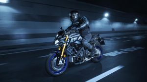 2017 Yamaha MT10DX EU Silver Blu Carbon Action 005