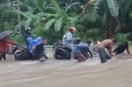 Motosiklet sürücüleri seli geçmek için bambu sal kullanıyor