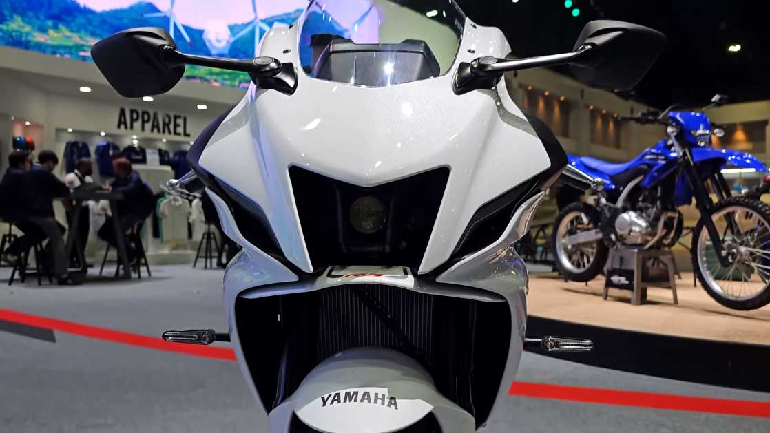 2023 Yamaha R7 White Pearl front